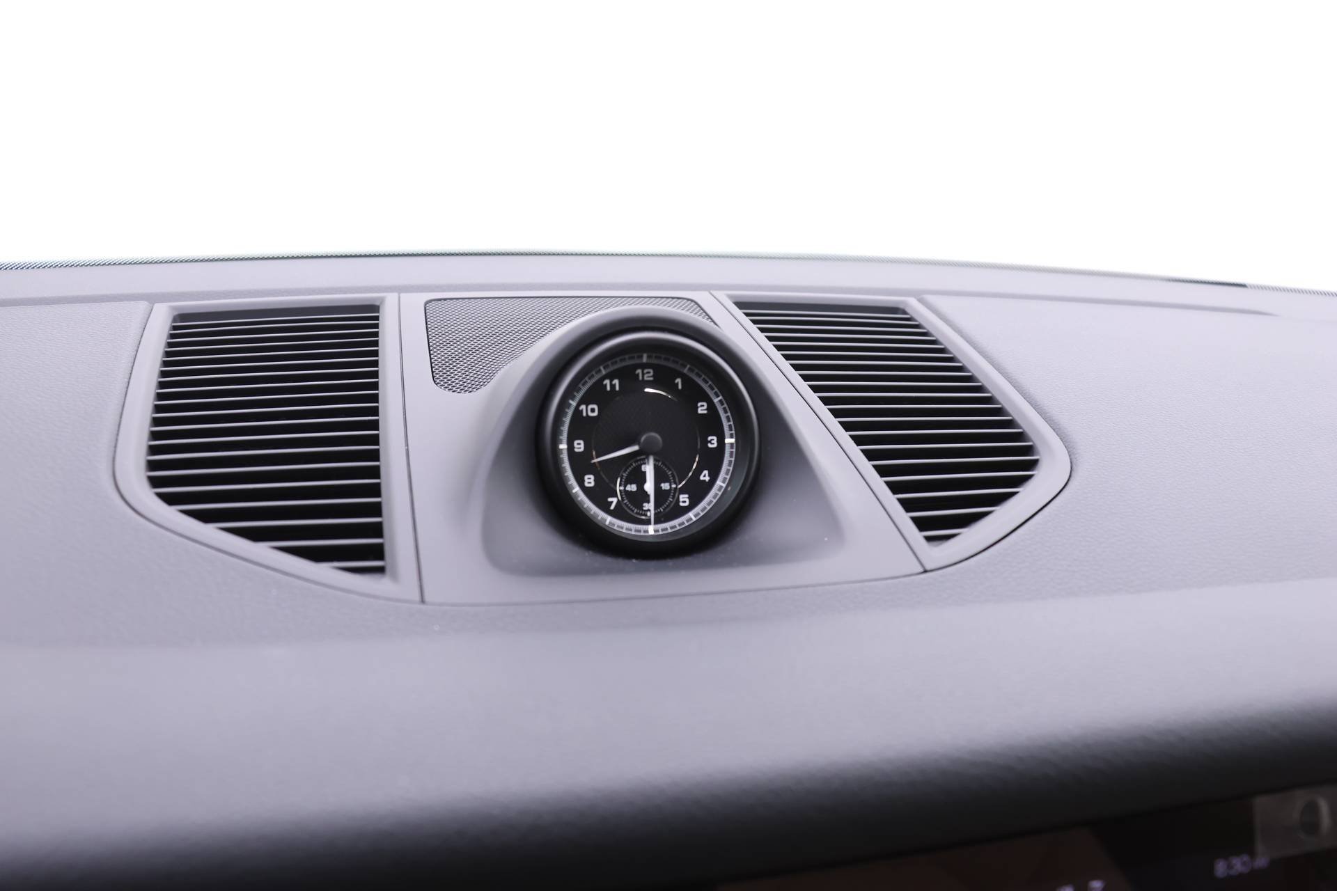 Used 2025 Porsche Macan image 16