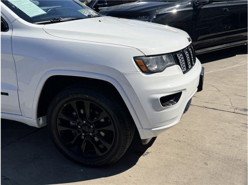 Used 2020 Jeep Grand Cherokee Altitude AWD/4WD image 7