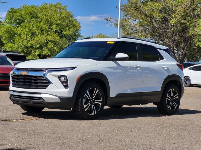 Used 2024 Chevrolet TrailBlazer LT w/ LT Cold Weather Package FWD image 2