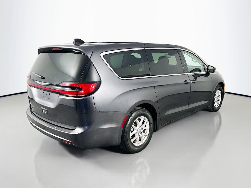 Used 2023 Chrysler Pacifica Touring-L FWD image 7