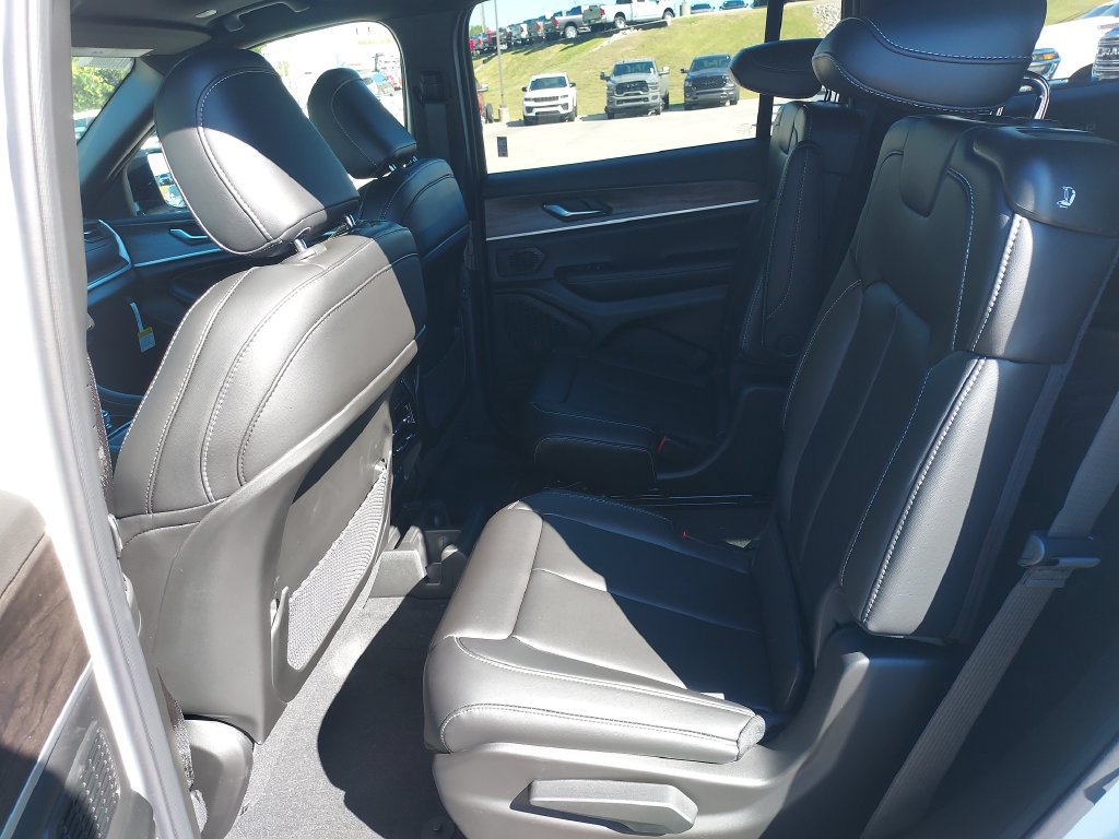 New 2027 Jeep Grand Cherokee L Limited w/ Limited Altitude Package AWD/4WD image 14