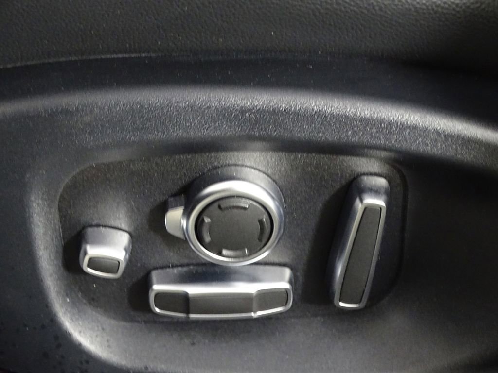 Used 2019 Jaguar F-PACE R-Sport image 22