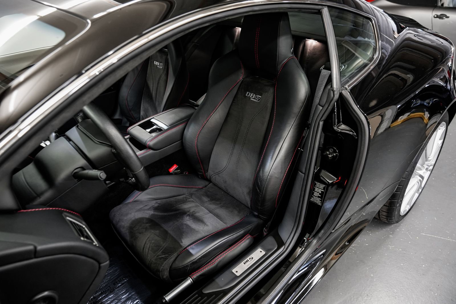 Used 2009 Aston Martin DBS Coupe RWD image 19