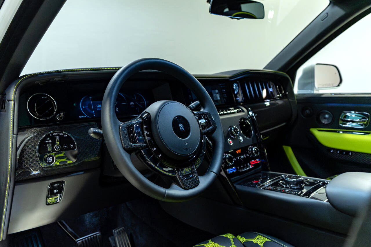 Used 2025 Rolls-Royce Cullinan Black Badge image 11