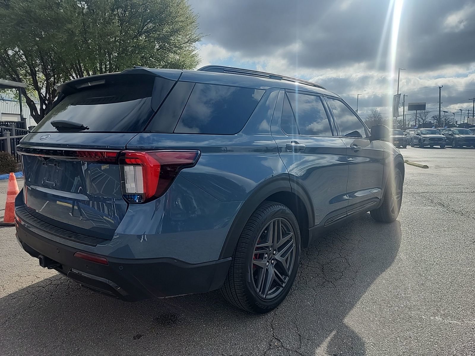 Used 2025 Ford Explorer ST-Line w/ Premium Package image 3