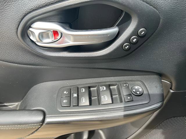 Used 2015 Jeep Cherokee Limited w/ Luxury Group AWD/4WD image 20