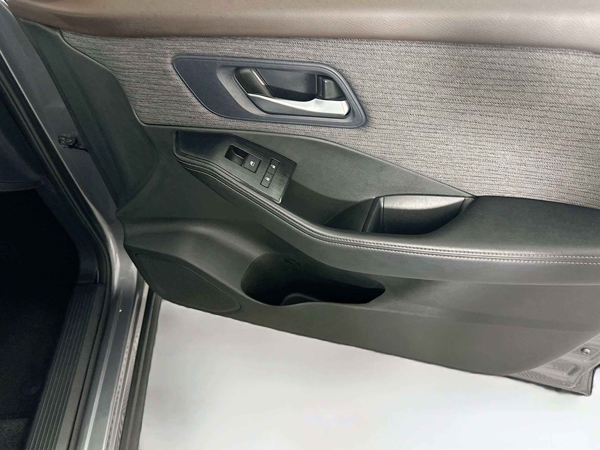 Used 2023 Nissan Rogue SV image 31