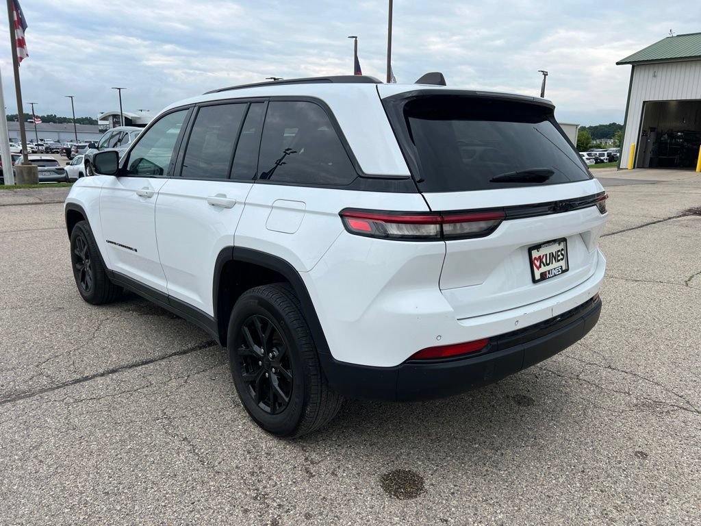 Used 2024 Jeep Grand Cherokee Altitude RWD image 8