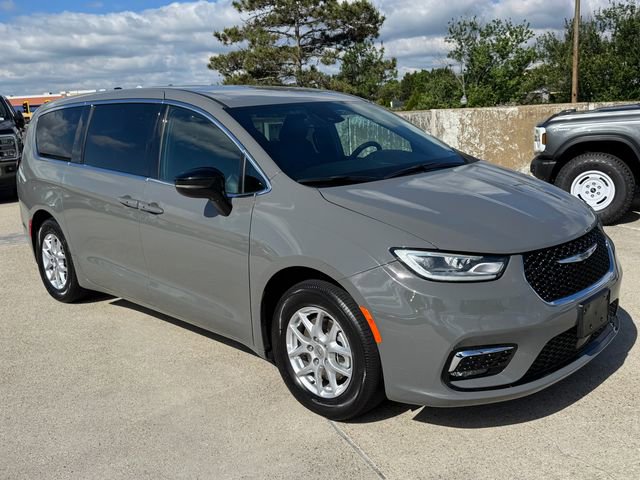 Used 2025 Chrysler Pacifica Select FWD image 6