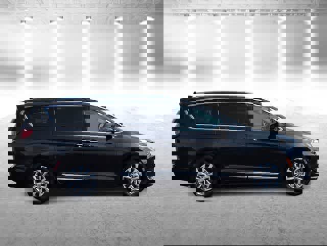 Used 2018 Chrysler Pacifica Touring-L Plus image 9