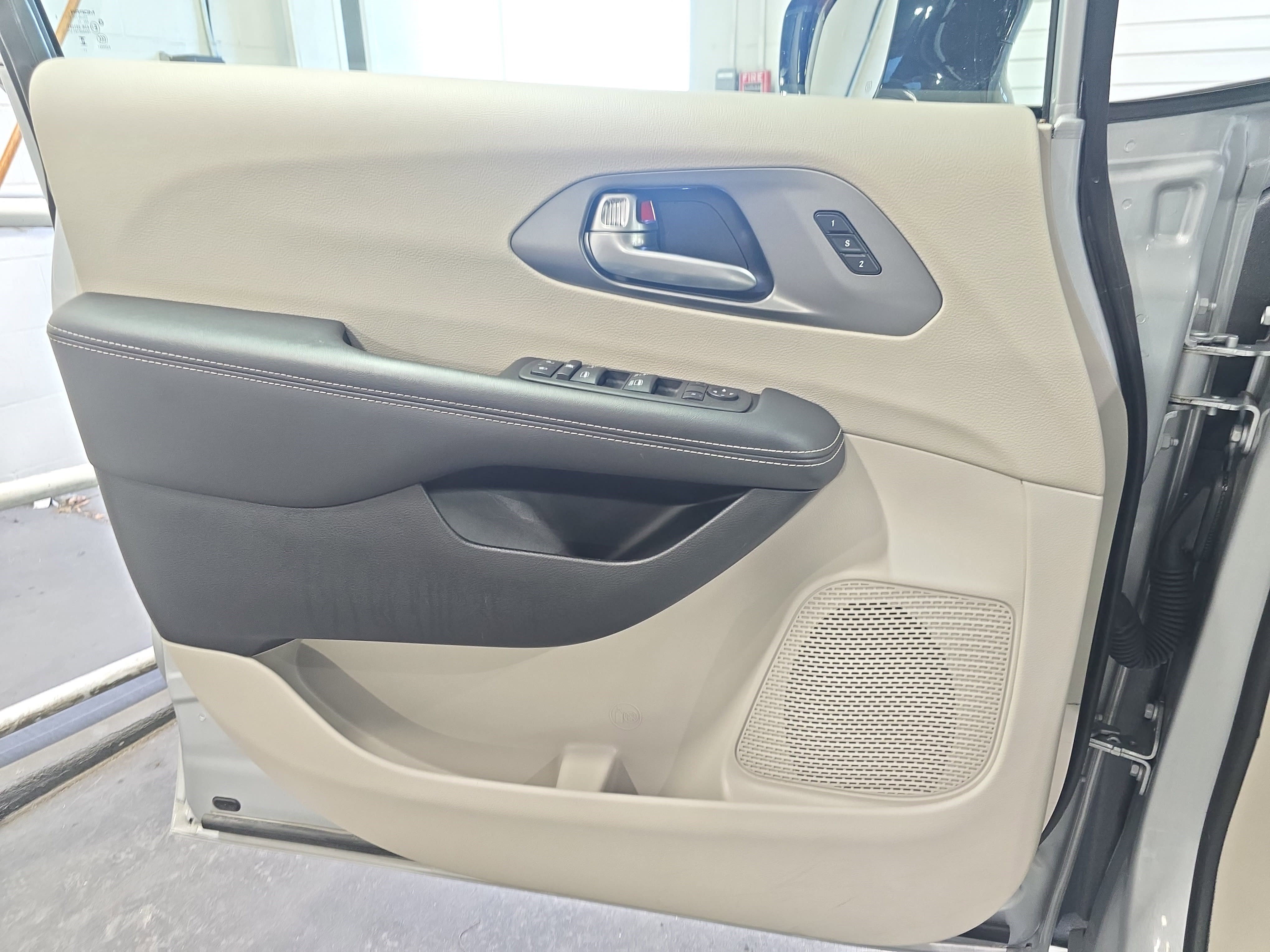 Used 2024 Chrysler Pacifica Touring-L image 23