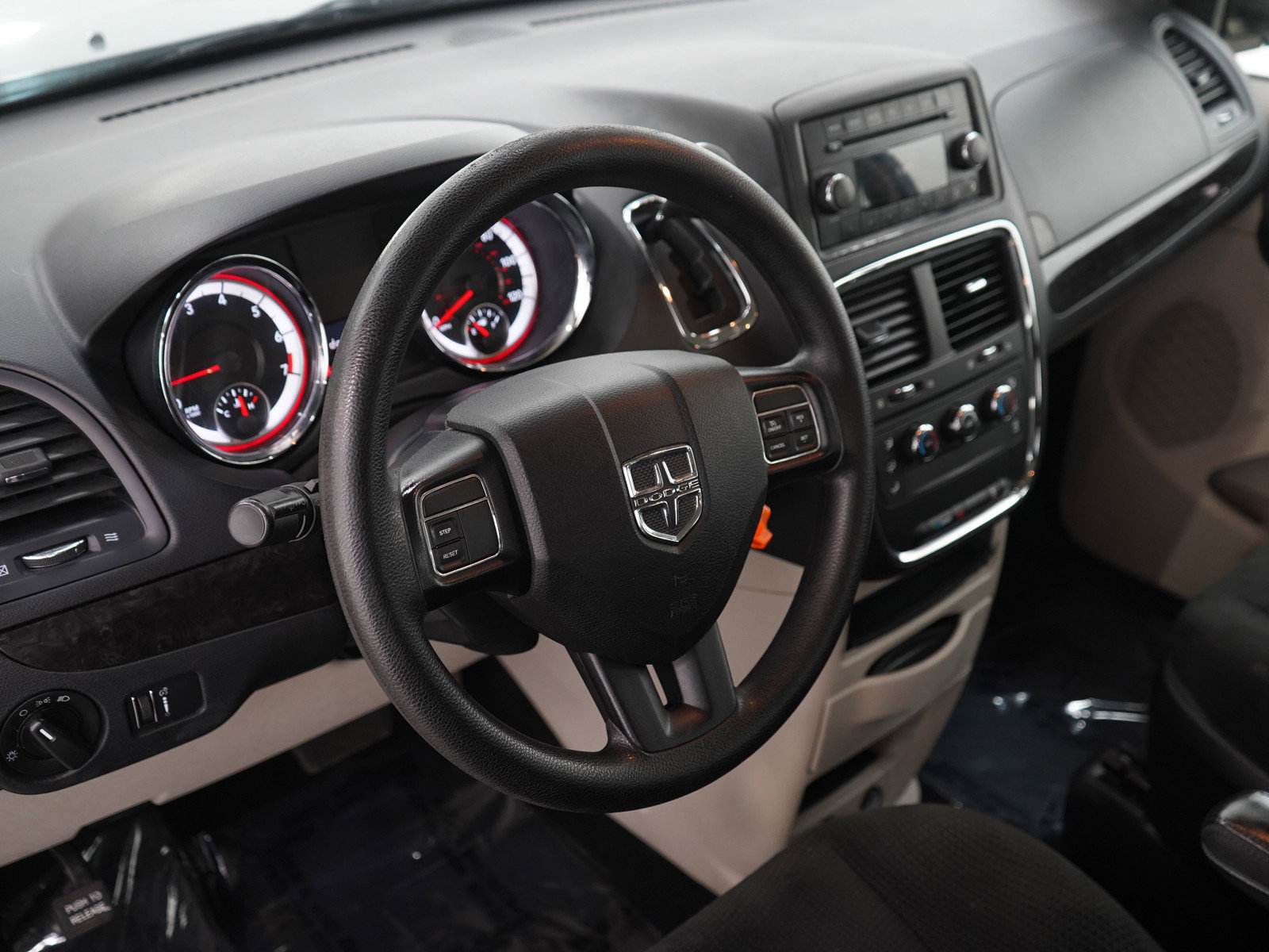 Used 2015 Dodge Grand Caravan American Value Package FWD image 21