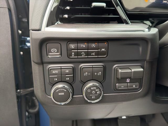 New 2026 Chevrolet Suburban Premier w/ Sun And Tow Package AWD/4WD image 28