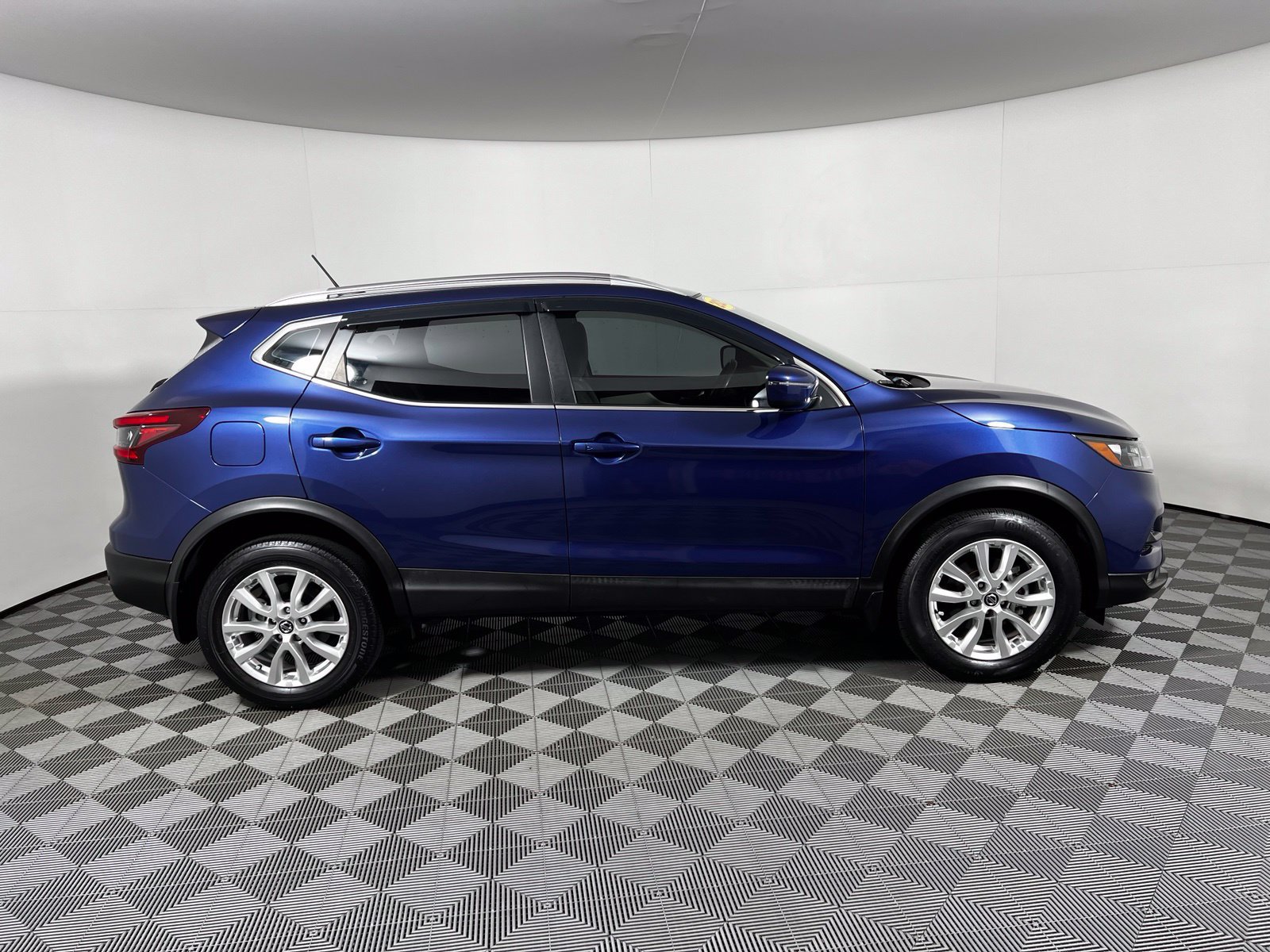 Used 2021 Nissan Rogue Sport SV FWD image 4