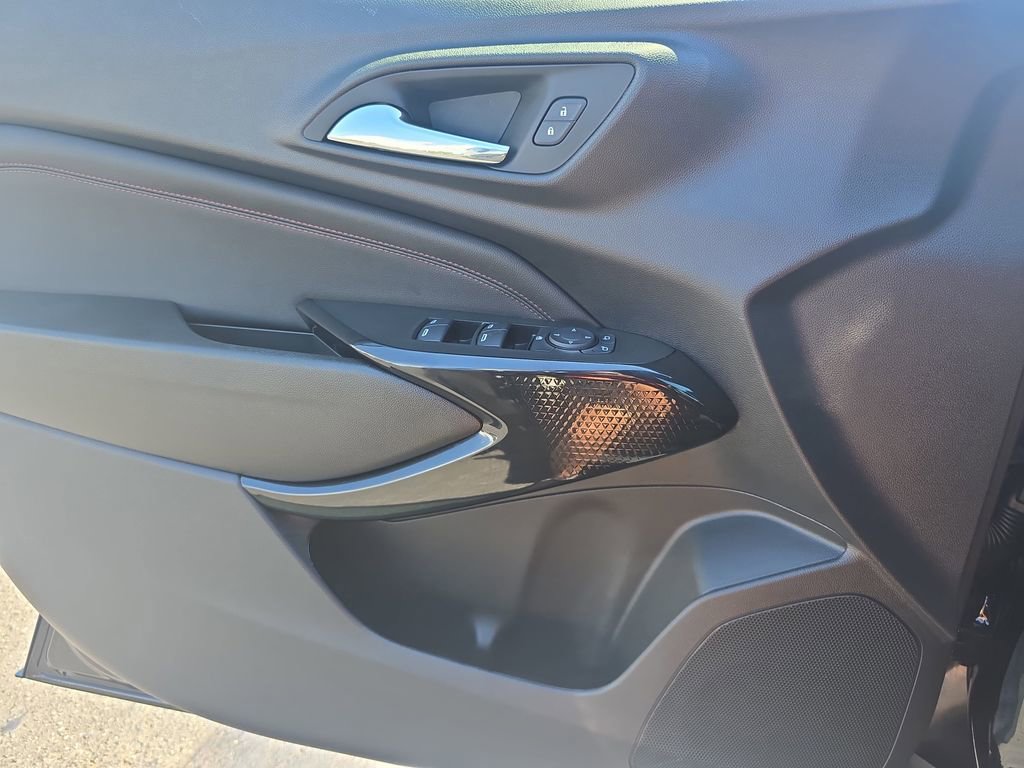 Used 2025 Chevrolet Trax RS w/ Sunroof Package image 28