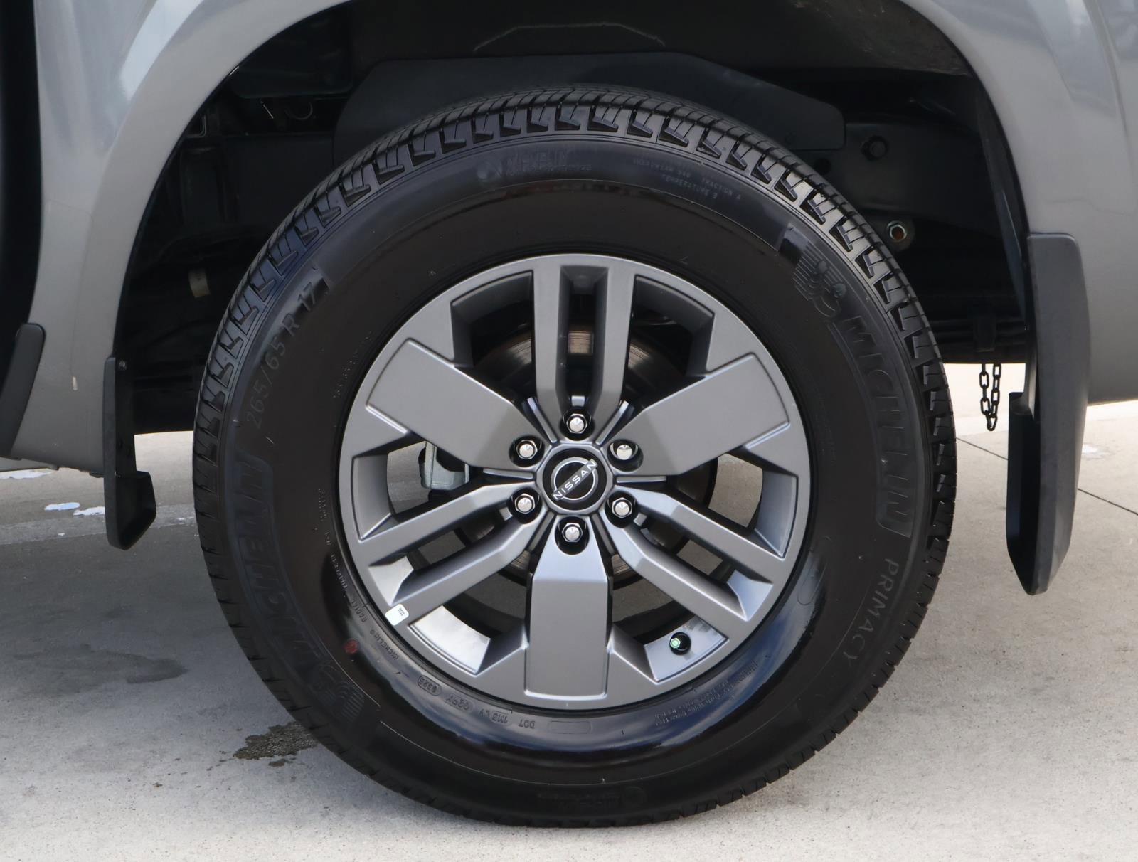 Used 2025 Nissan Frontier SV image 9