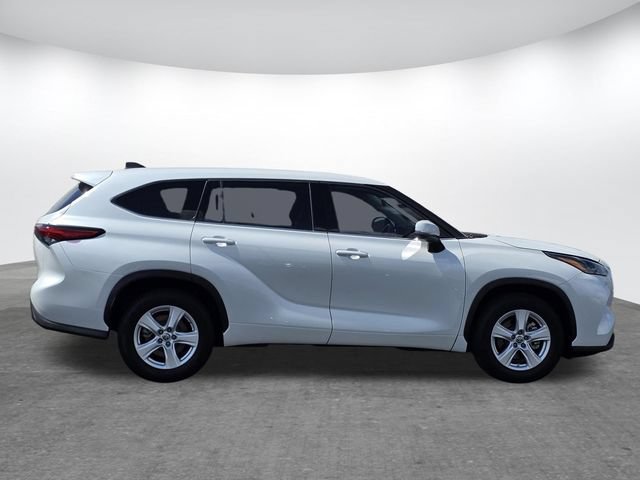 Used 2022 Toyota Highlander L FWD image 3