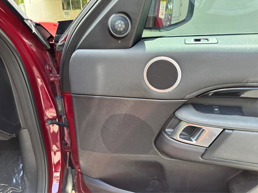 Used 2017 Land Rover Discovery SE image 64