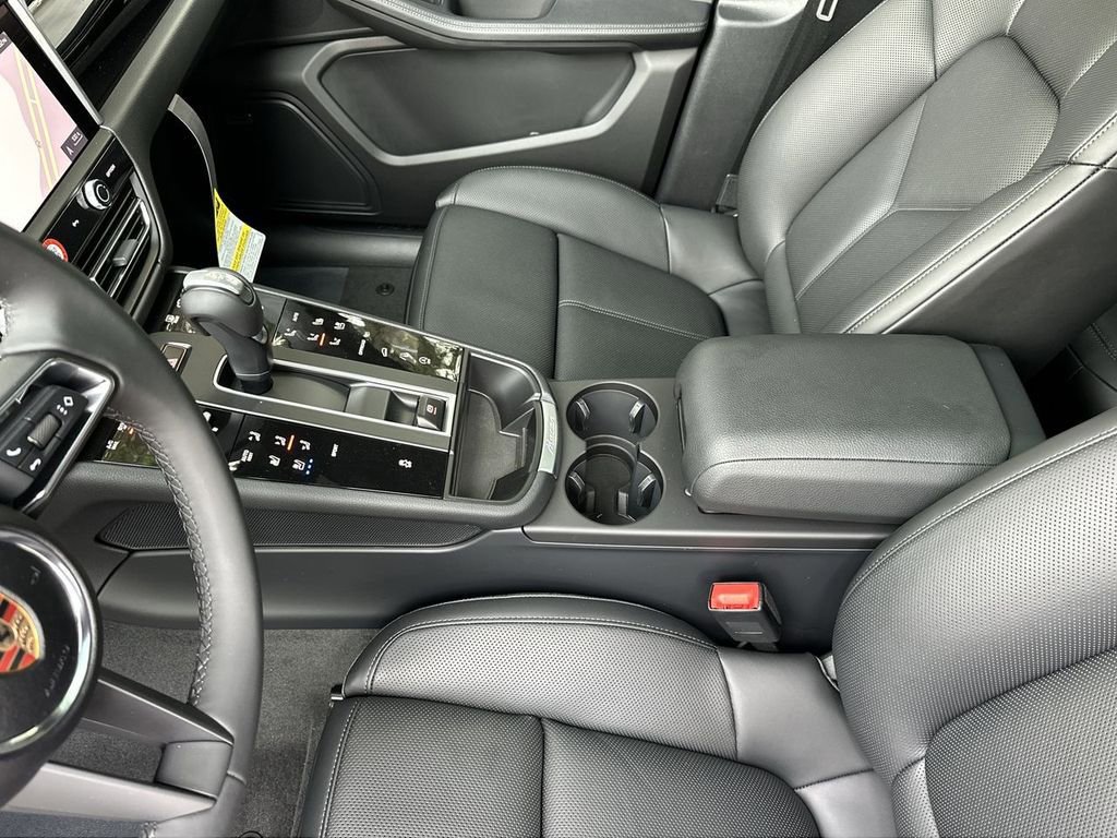 Certified 2025 Porsche Macan image 17