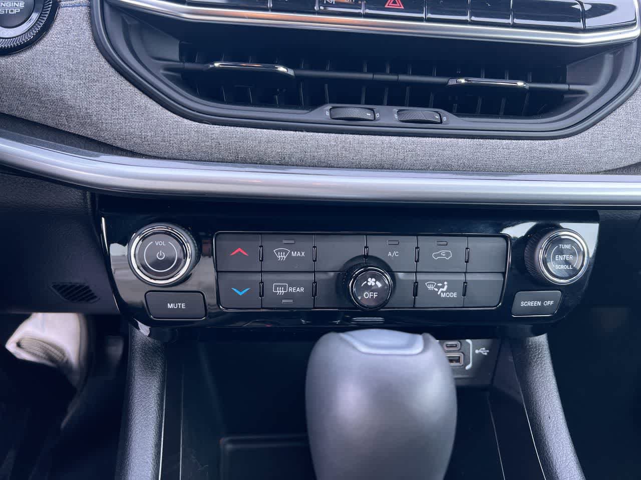 Used 2024 Jeep Compass Latitude AWD/4WD image 19