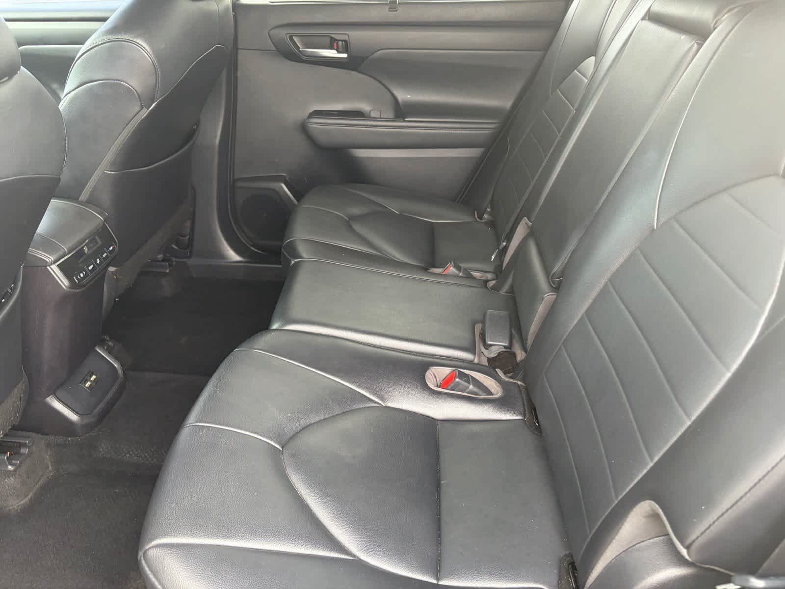 Used 2021 Toyota Highlander XLE FWD image 13