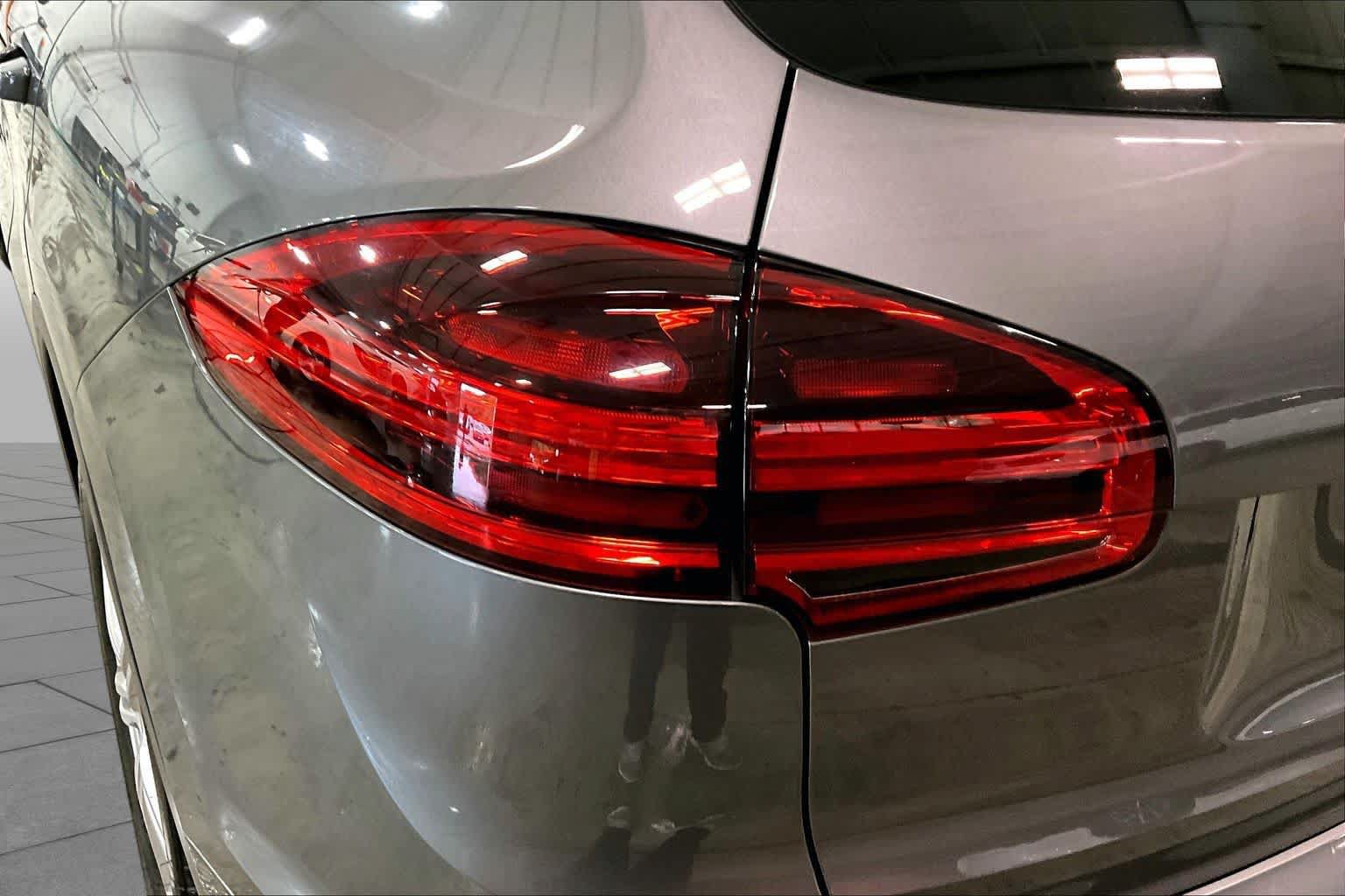 Used 2016 Porsche Cayenne AWD/4WD image 27