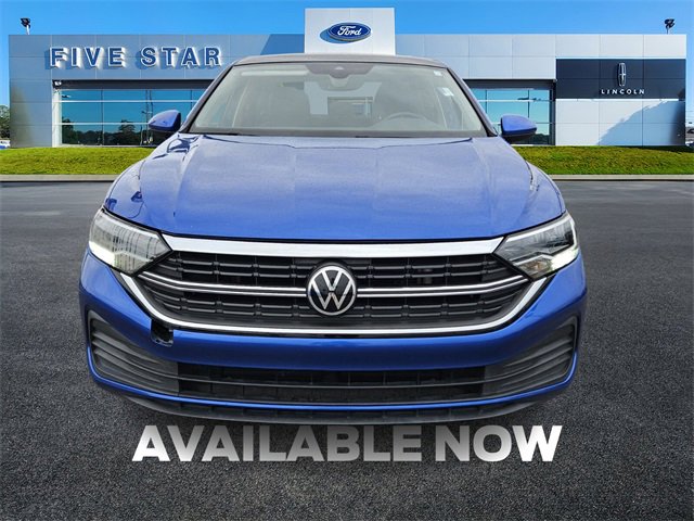 Used 2023 Volkswagen Jetta SE image 2