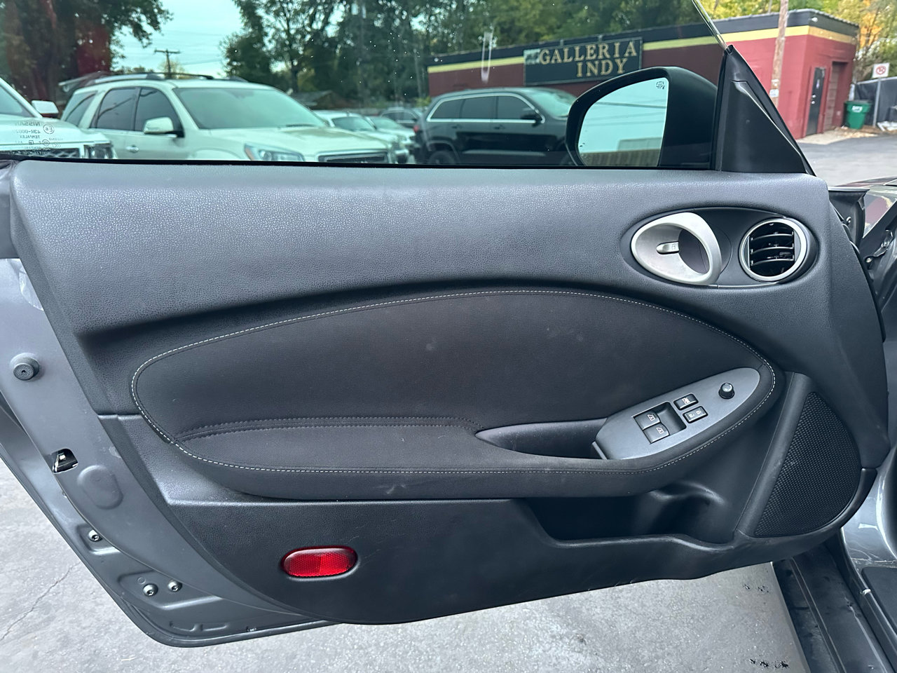 Used 2015 Nissan 370Z Coupe image 22