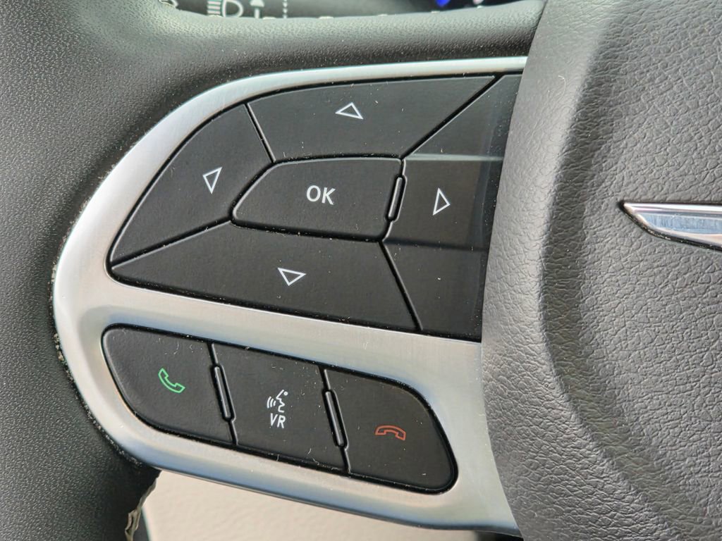 Used 2024 Chrysler Pacifica Touring-L image 17