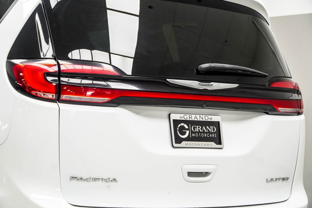 Used 2023 Chrysler Pacifica Limited FWD image 13