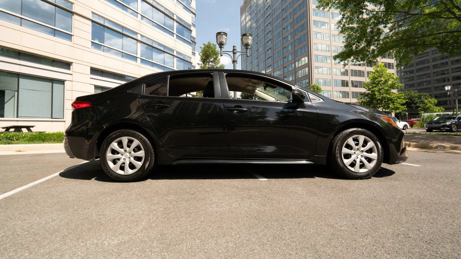 Used 2021 Toyota Corolla LE FWD image 2