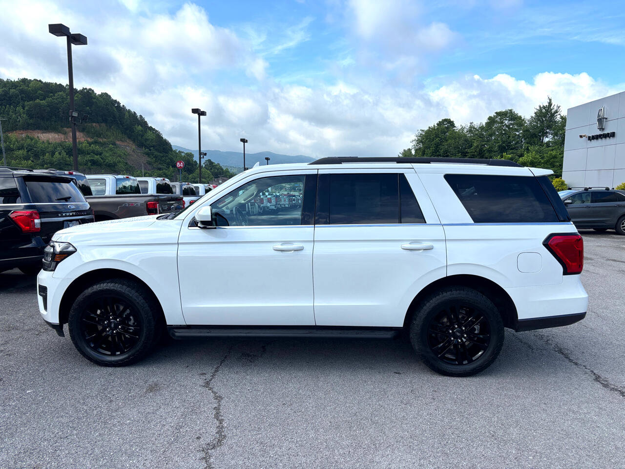 Used 2024 Ford Expedition XLT image 2