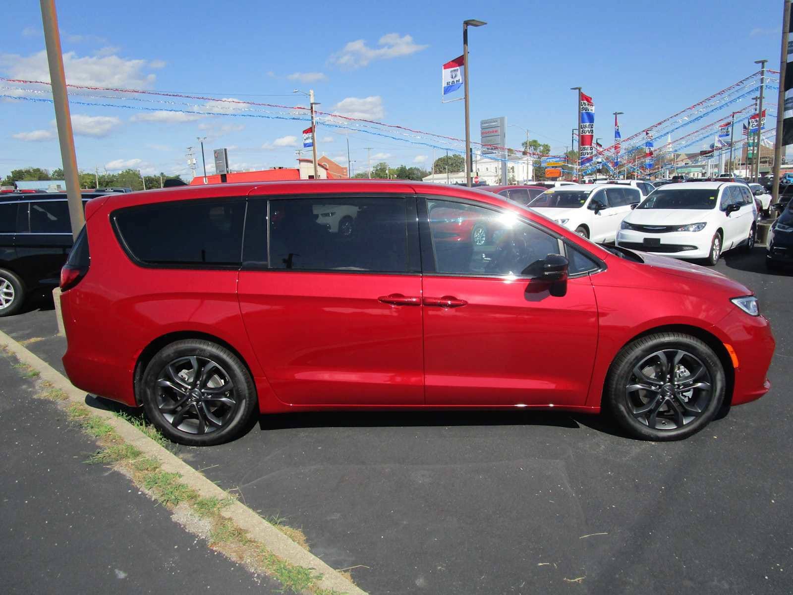New 2026 Chrysler Pacifica Select FWD image 1