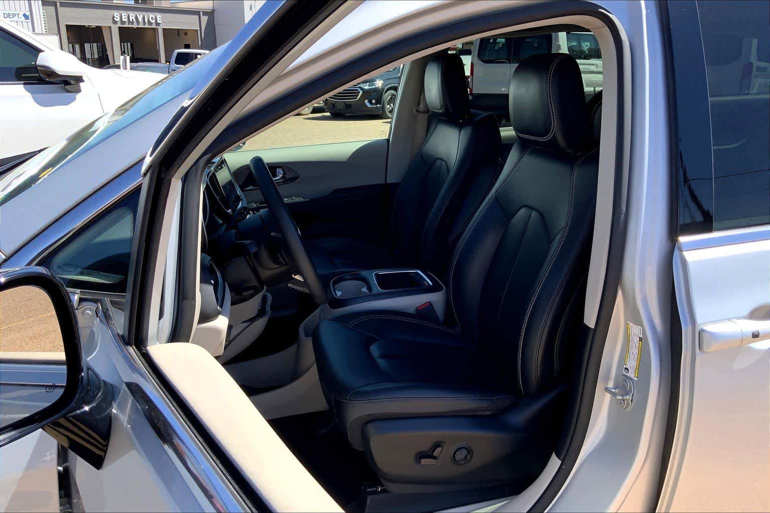 Used 2024 Chrysler Pacifica Touring-L FWD image 8