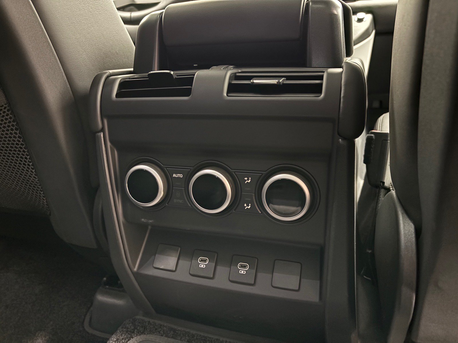 New 2025 Land Rover Defender 130 X-Dynamic SE AWD/4WD image 37