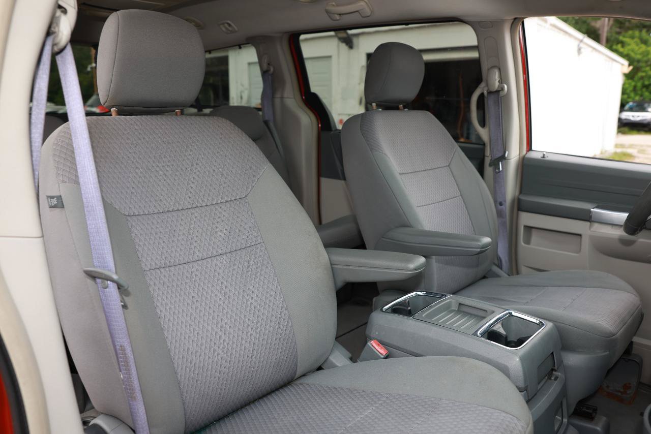 Used 2008 Chrysler Town & Country Touring w/ Entertainment Group #2 FWD image 16
