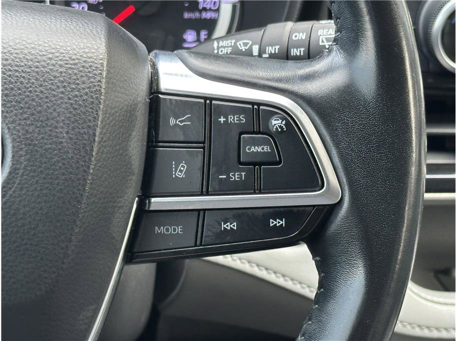 Used 2020 Toyota Highlander LE image 24