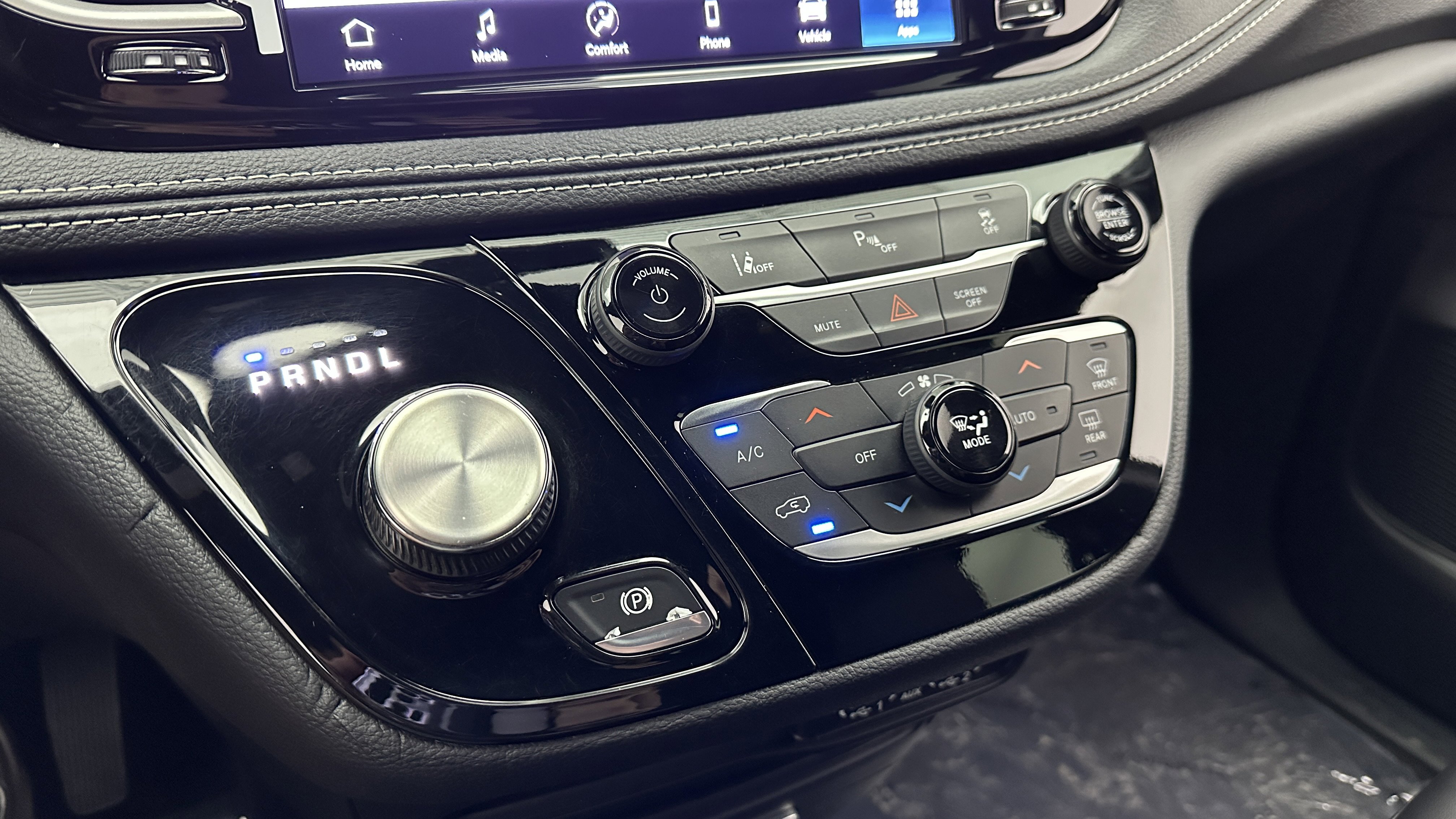 Used 2025 Chrysler Pacifica Select image 17