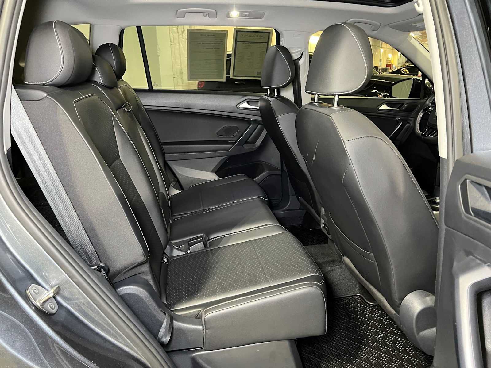 Used 2021 Volkswagen Tiguan SE w/ Panoramic Sunroof Package AWD/4WD image 13