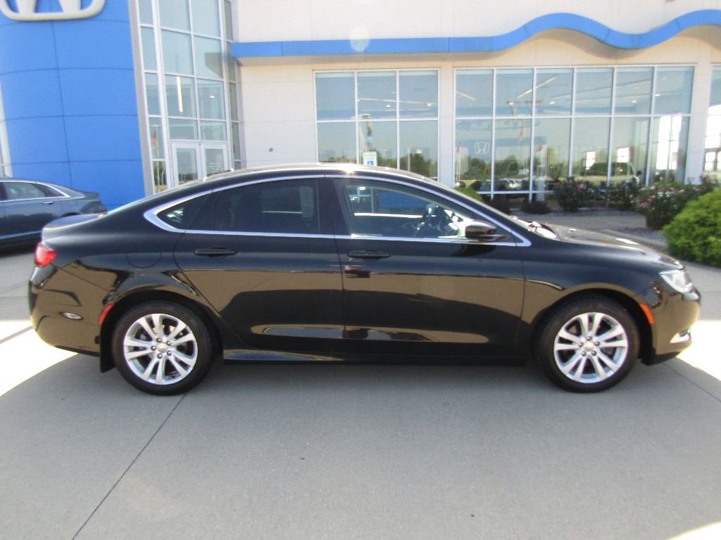 Used 2015 Chrysler 200 Limited w/ Convenience Group FWD image 4