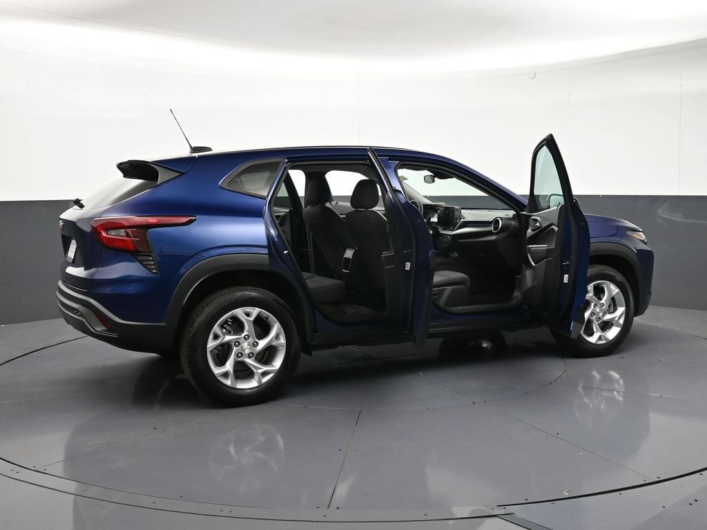 Certified 2024 Chevrolet Trax LS w/ LS Convenience Package FWD image 32