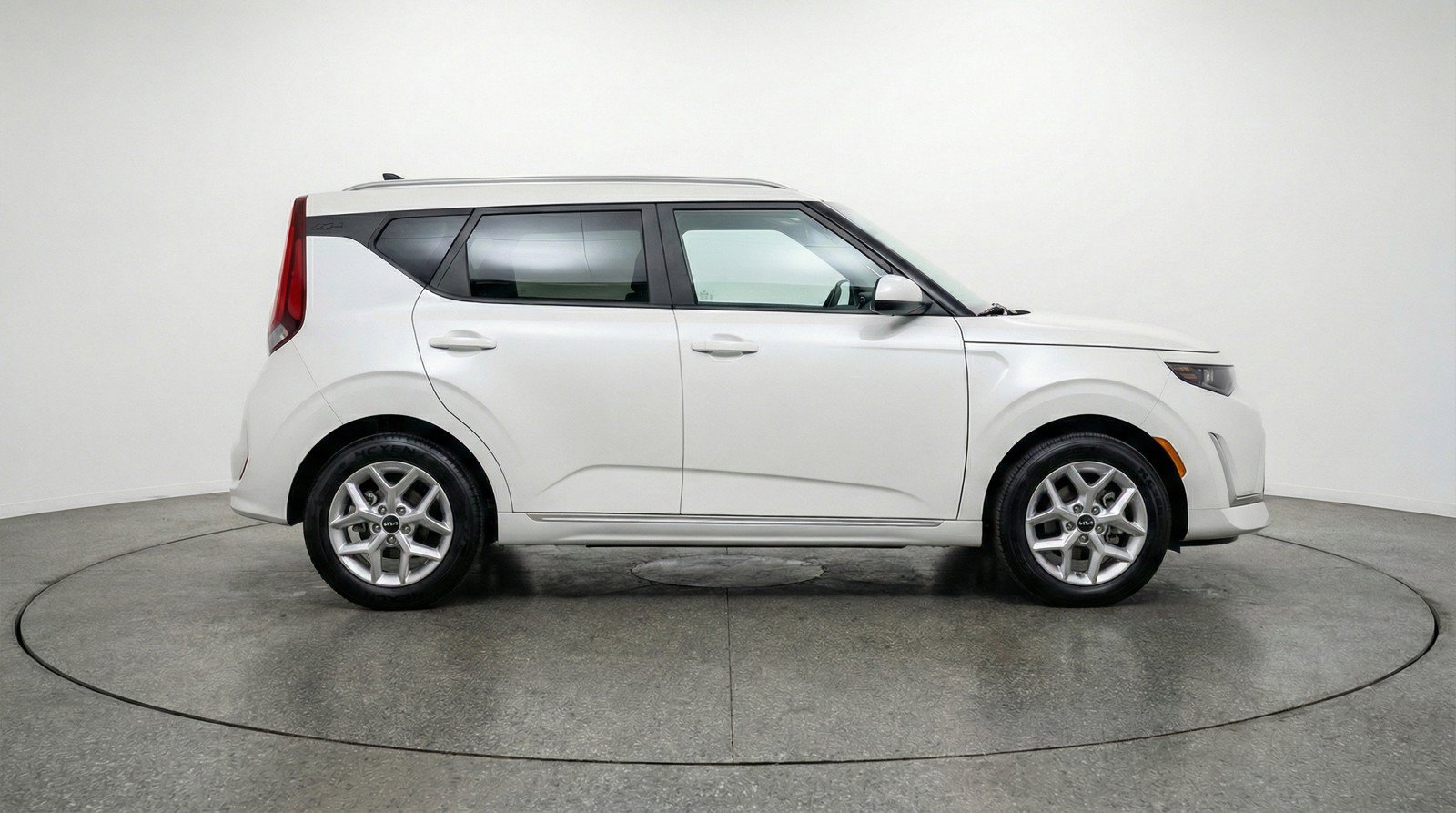 Used 2025 Kia Soul LX w/ LX Technology Package FWD image 11