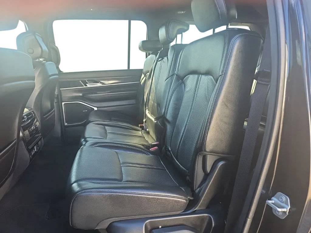Used 2024 Jeep Wagoneer Series II w/ Flexible Seating Group AWD/4WD image 16