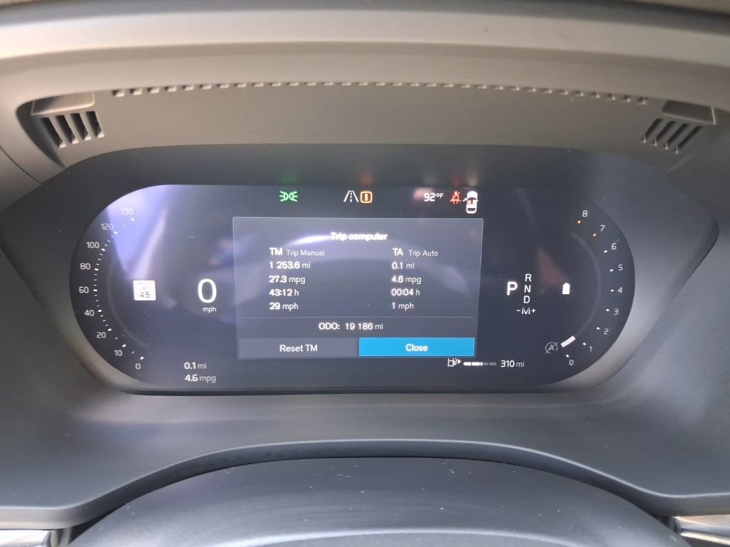 Used 2025 Volvo XC60 B5 Plus image 18