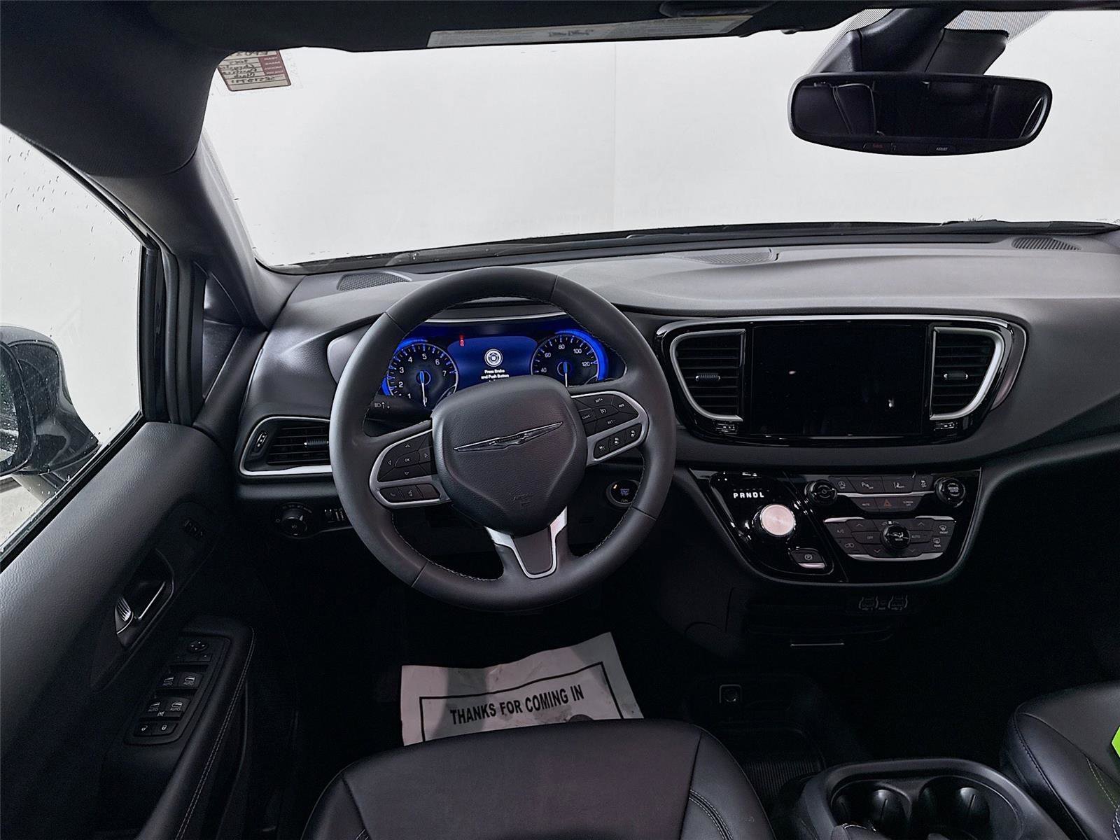 Used 2025 Chrysler Pacifica Select image 2