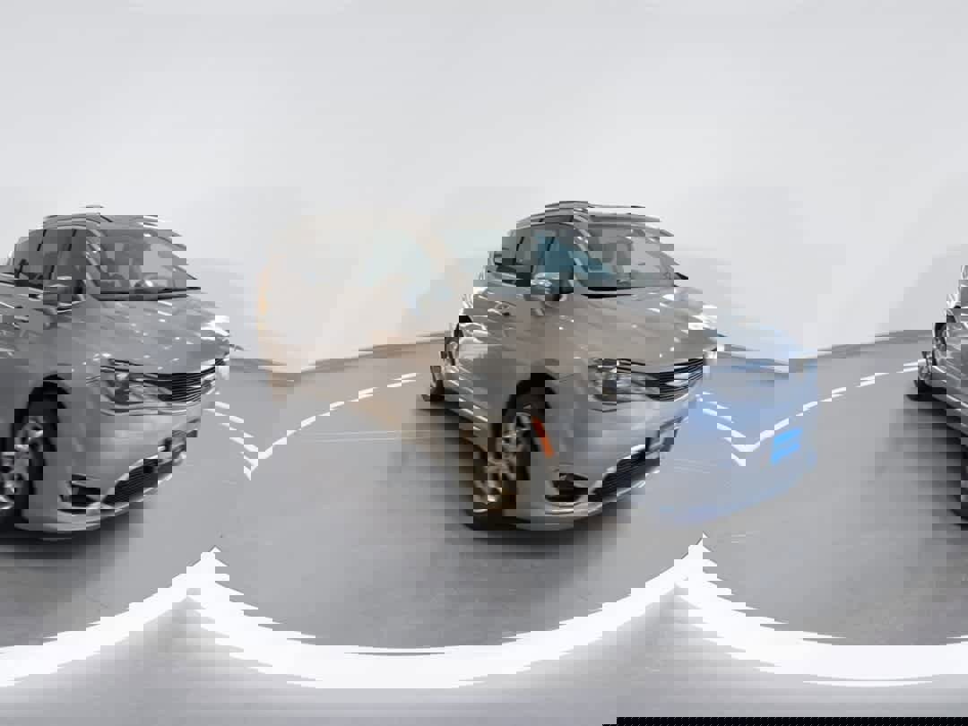 Used 2018 Chrysler Pacifica Limited image 2