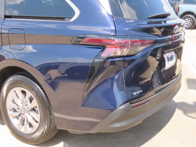 Used 2025 Toyota Sienna XLE FWD image 14