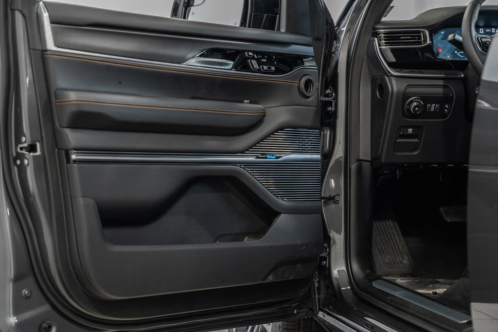 New 2024 Jeep Grand Wagoneer Series III w/ HD Trailer Tow Package image 43