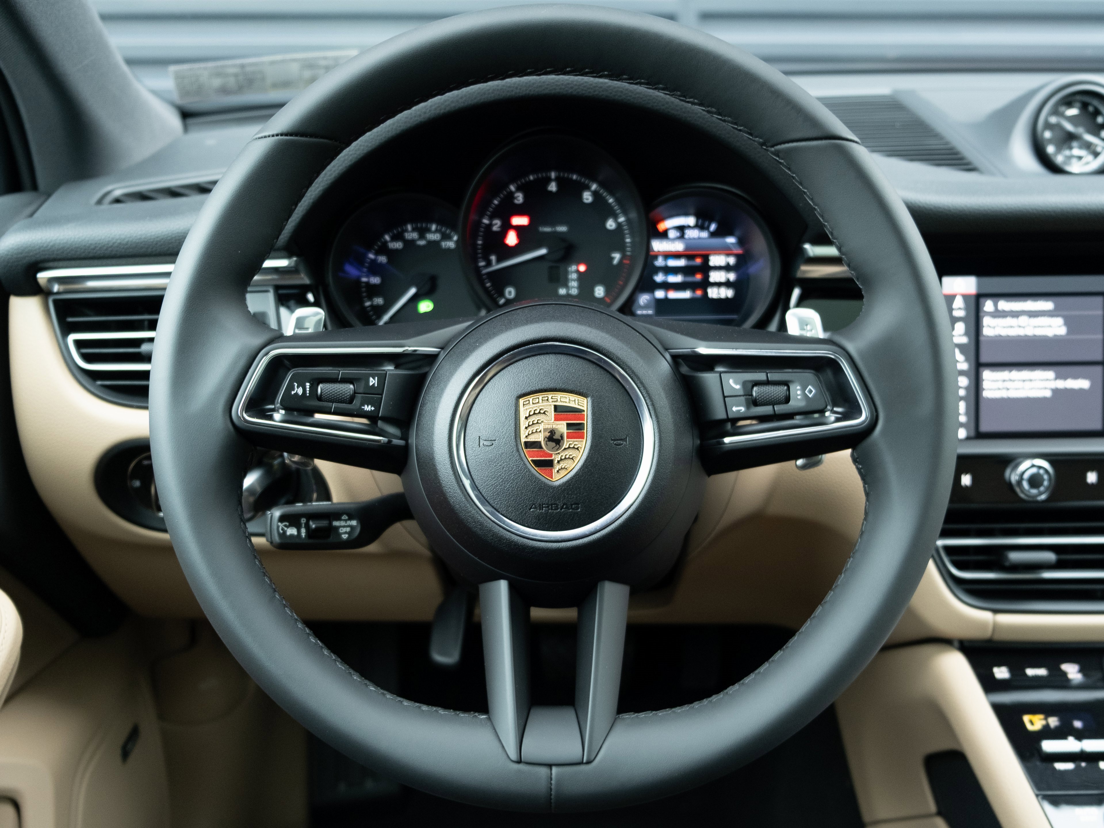 Certified 2025 Porsche Macan image 6