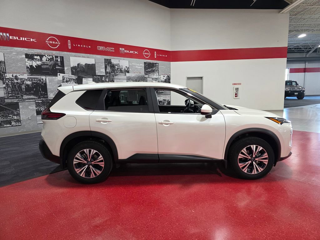 Used 2023 Nissan Rogue SV image 2